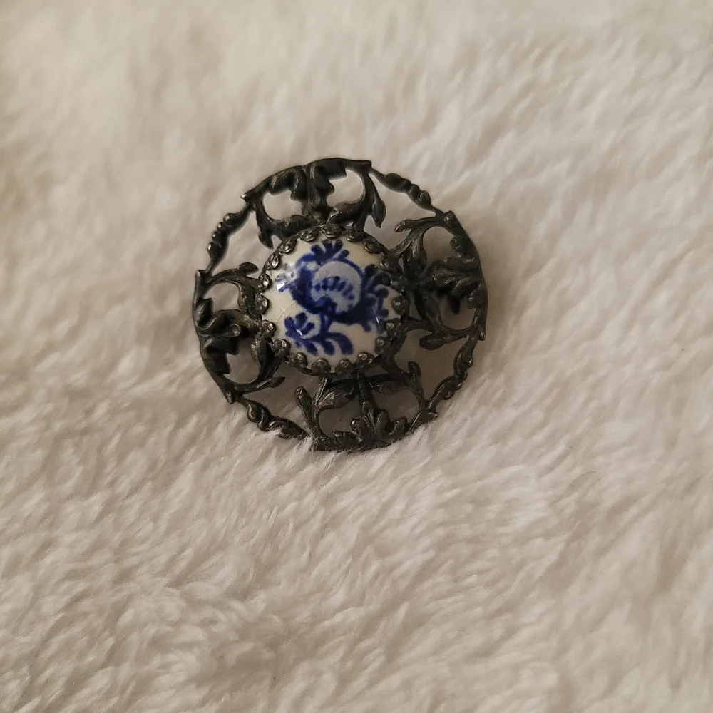Delft Holland Round Blue & White Floral Porcelain Brooch Pin Vintage Pendant‎